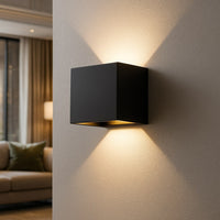 Kabellose Wandleuchte für innen und außen | LED Wandlampe mit Akku und Sensor in schwarz und weiß